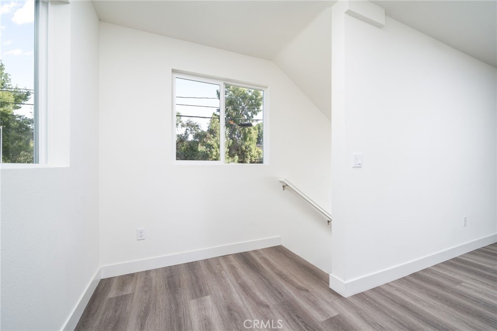 6829 N Haskell Avenue Property Photo 12