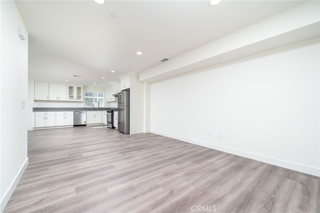 6829 N Haskell Avenue Property Photo 13