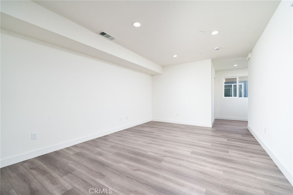 6829 N Haskell Avenue Property Photo 14