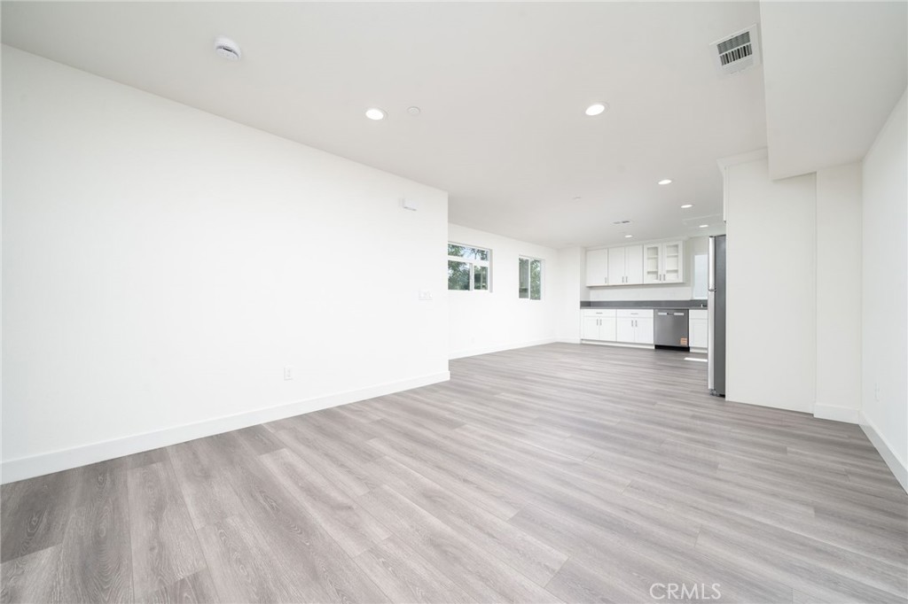 6829 N Haskell Avenue Property Photo 15