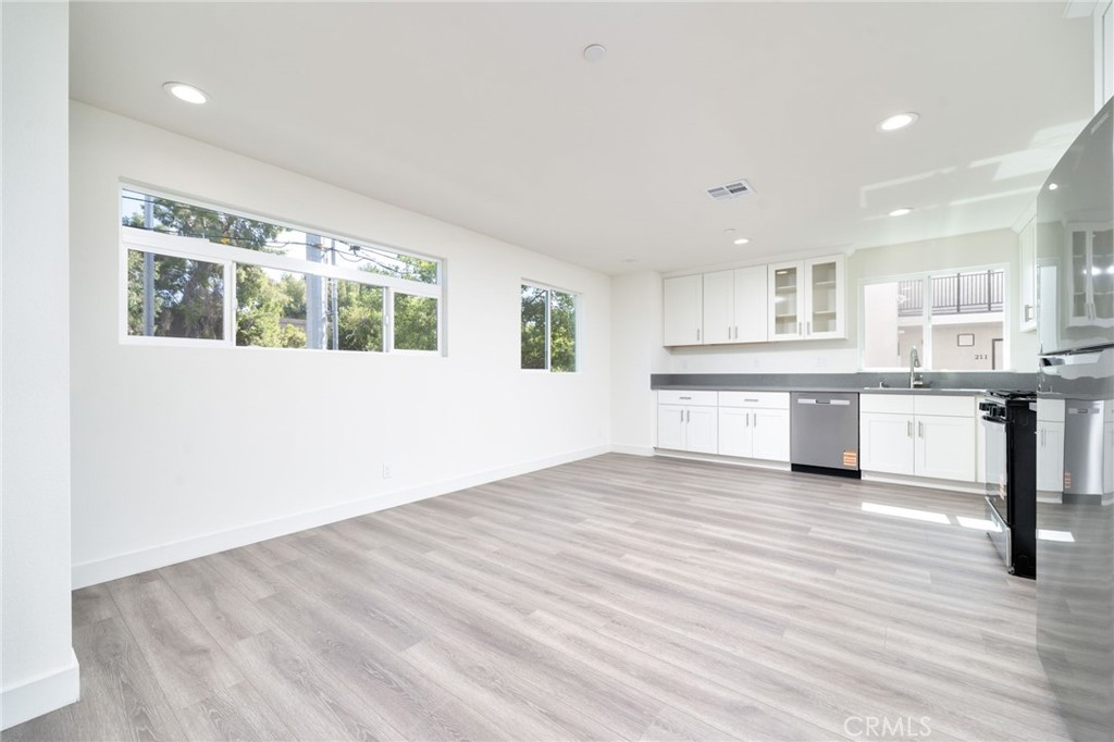 6829 N Haskell Avenue Property Photo 16