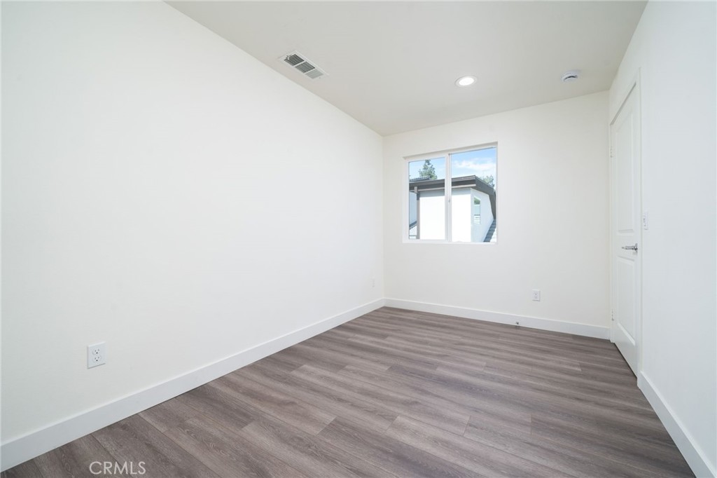 6829 N Haskell Avenue Property Photo 23