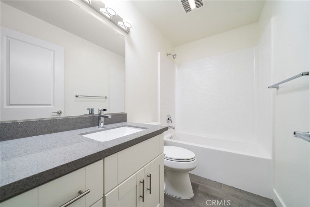 6829 N Haskell Avenue Property Photo 25