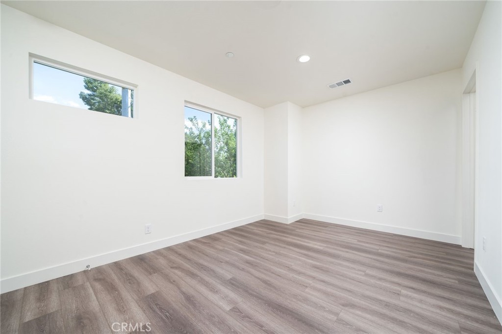 6829 N Haskell Avenue Property Photo 27