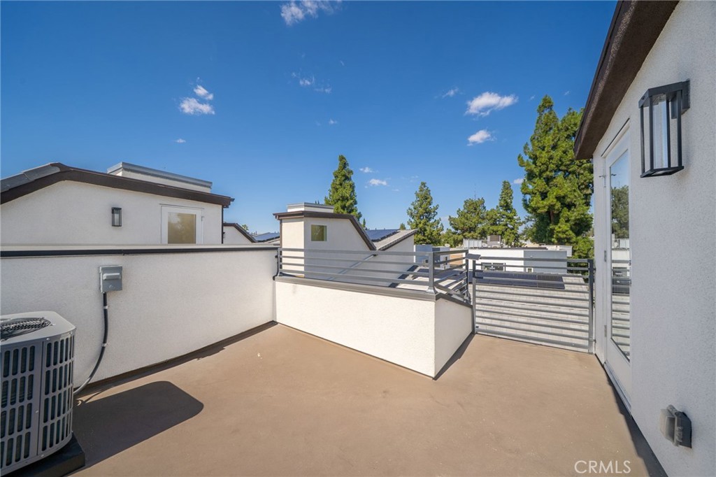 6829 N Haskell Avenue Property Photo 34