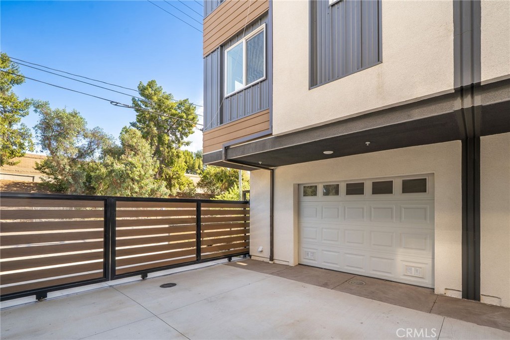 6829 N Haskell Avenue Property Photo 35