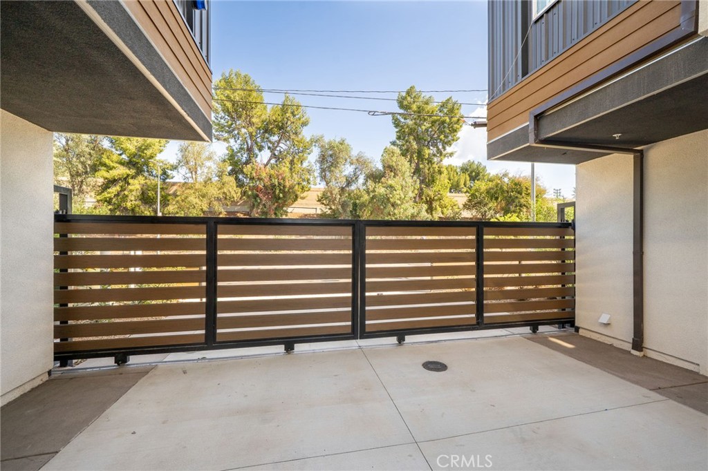 6829 N Haskell Avenue Property Photo 36