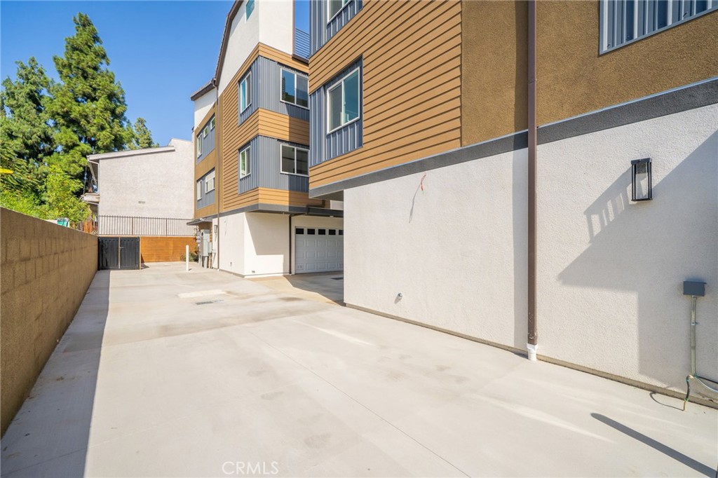 6829 N Haskell Avenue Property Photo 42