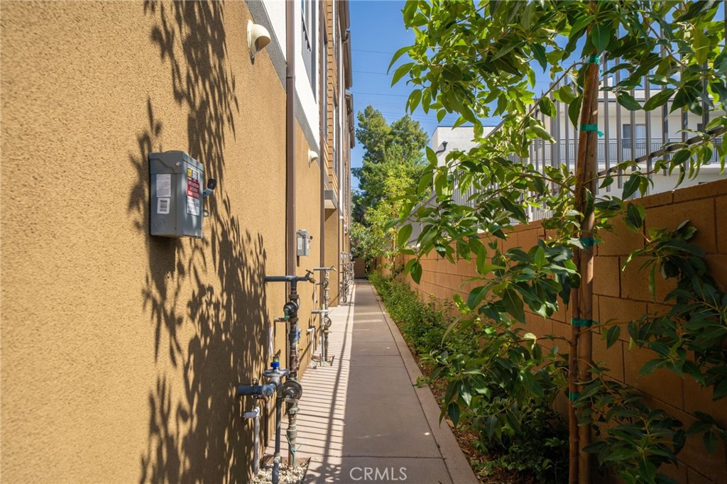 6829 N Haskell Avenue Property Photo 44