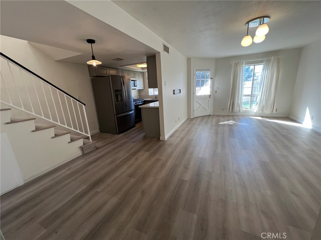 181 W La Verne Avenue 11 Property Photo 3