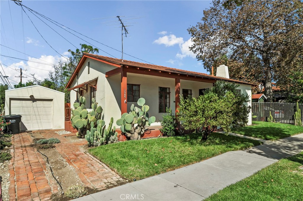 1565 N Palomares Property Photo 3
