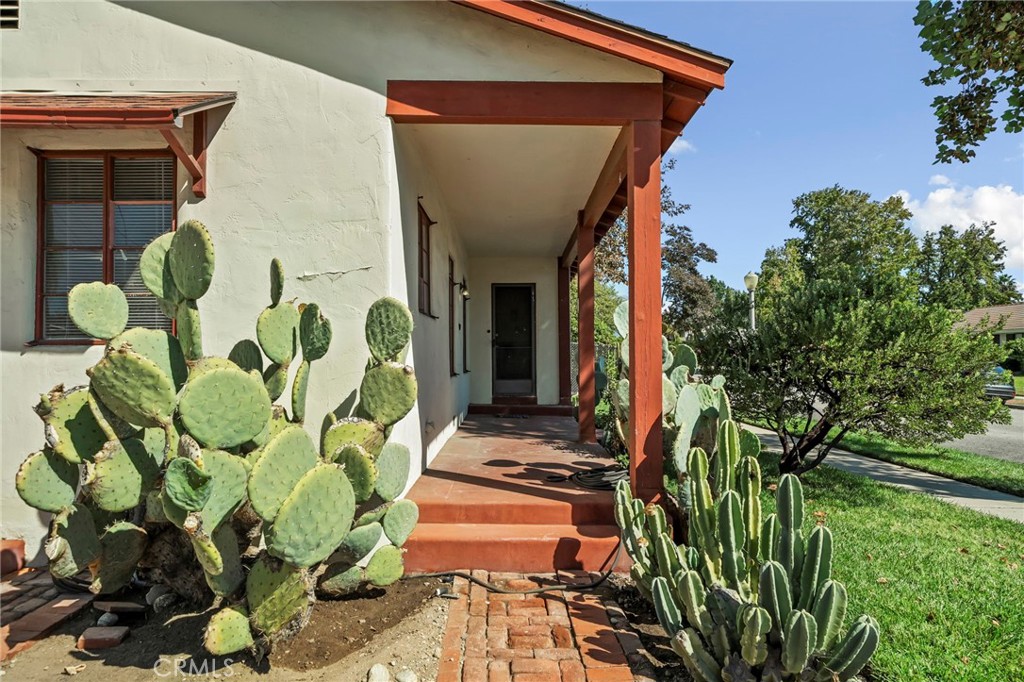 1565 N Palomares Property Photo 4