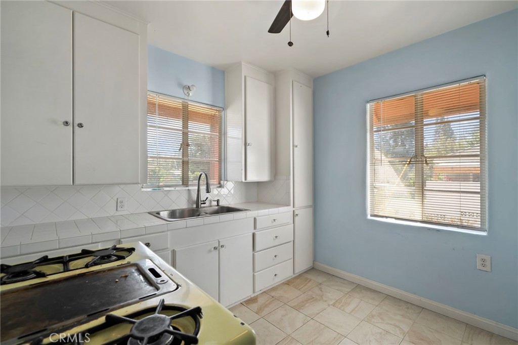 1565 N Palomares Property Photo 12