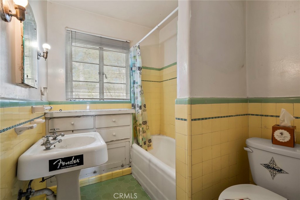 1565 N Palomares Property Photo 18