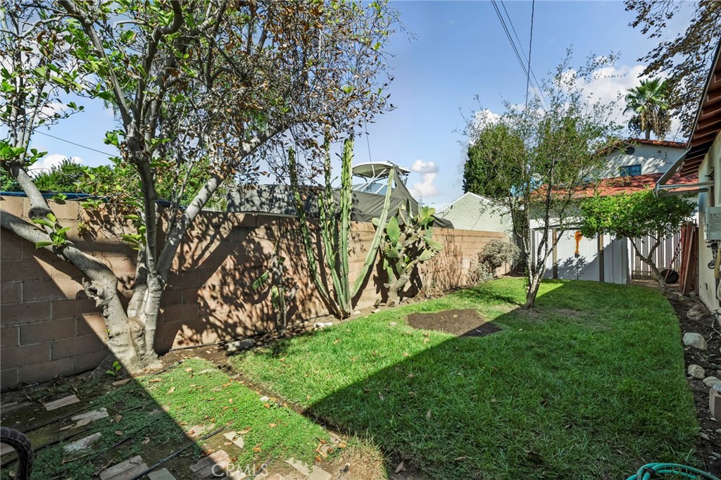 1565 N Palomares Property Photo 21