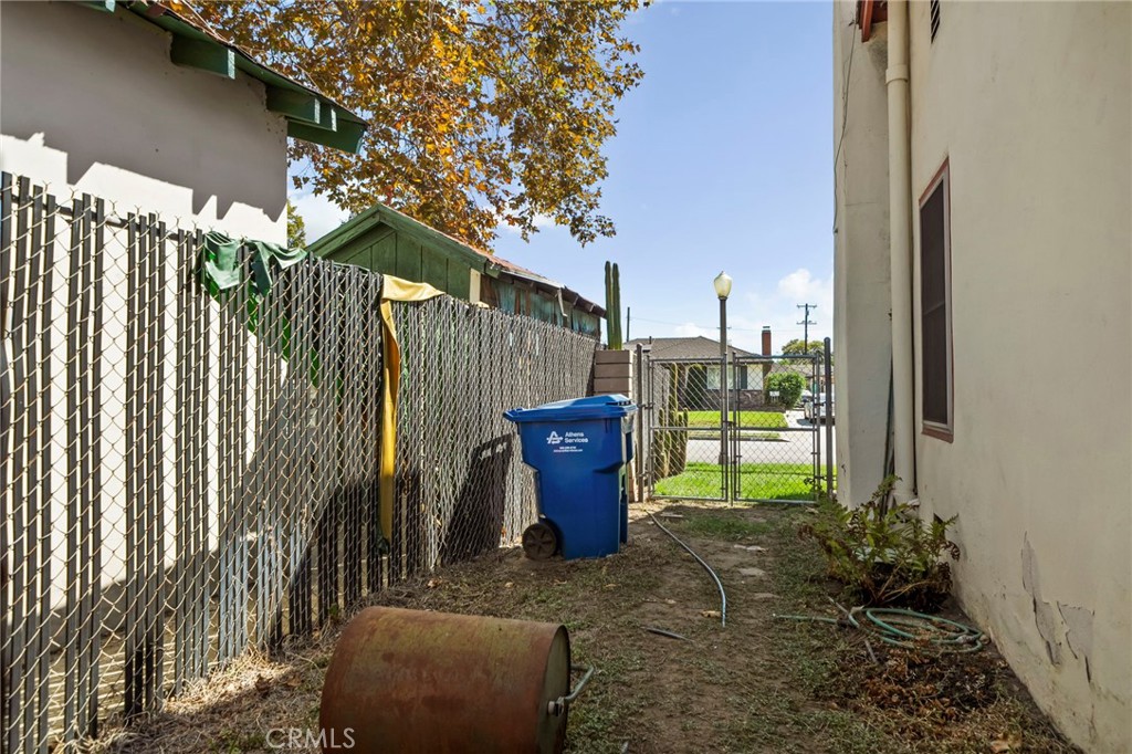 1565 N Palomares Property Photo 23