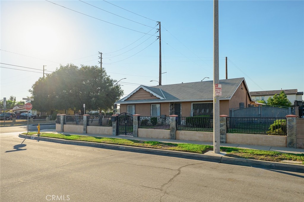 1951 S Shadydale Property Photo 3