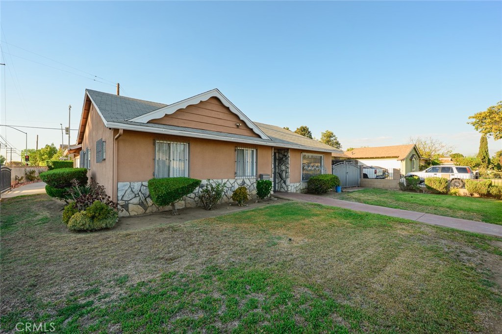 1951 S Shadydale Property Photo 4