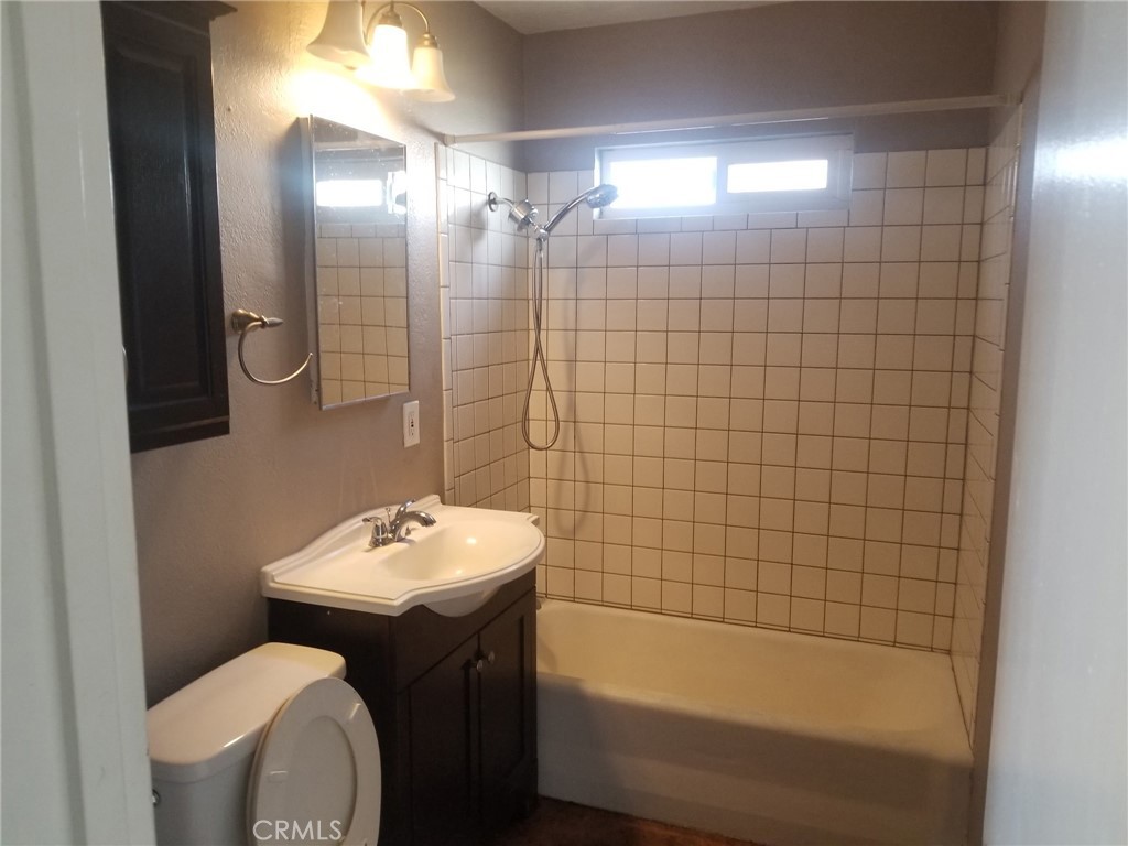 4984 Taft Property Photo 6