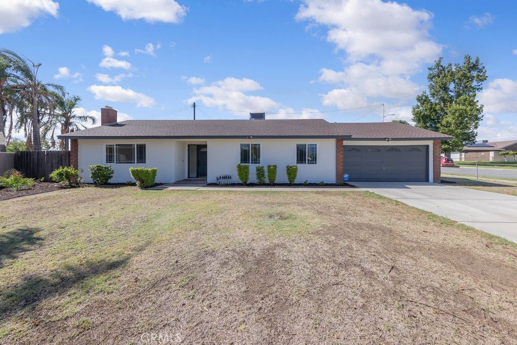 471 W Cromwell Property Photo 1