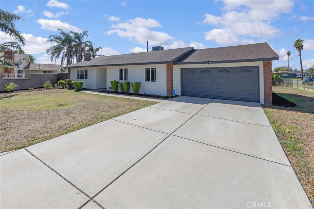 471 W Cromwell Property Photo 2