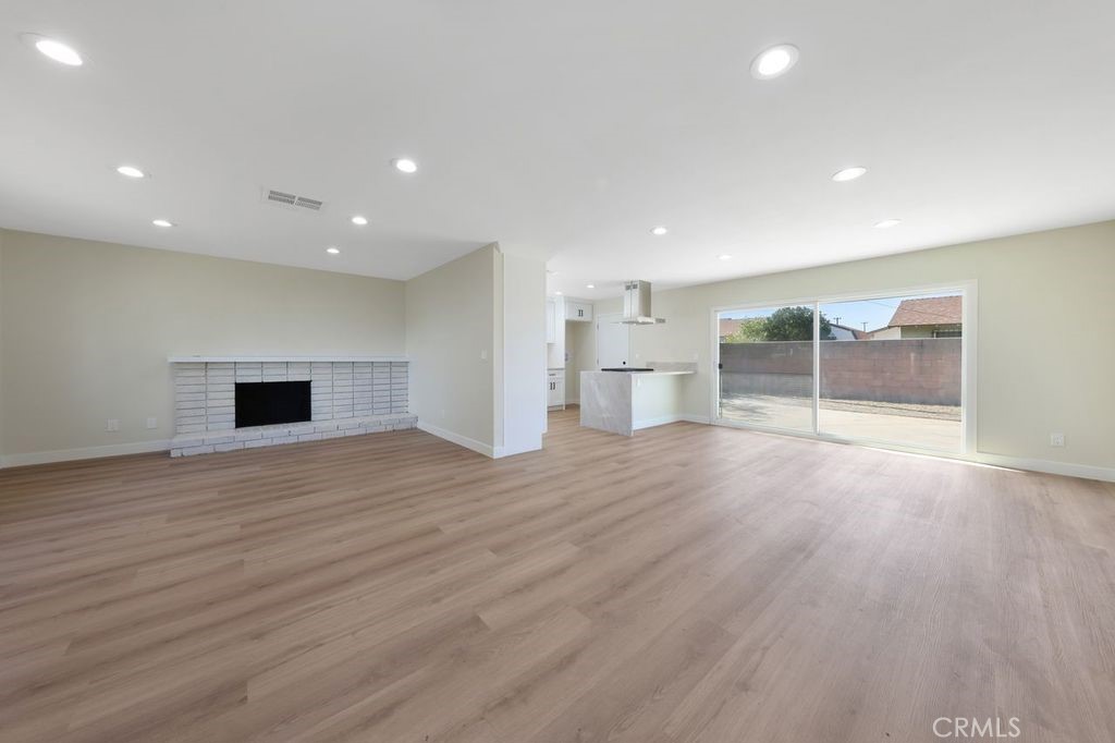471 W Cromwell Property Photo 4