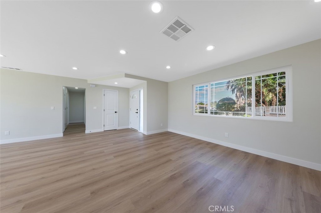 471 W Cromwell Property Photo 5