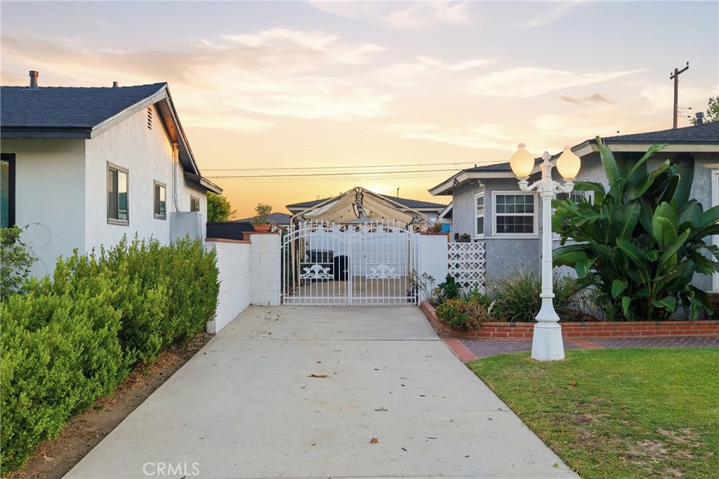 1222 E Elgenia Property Photo 4