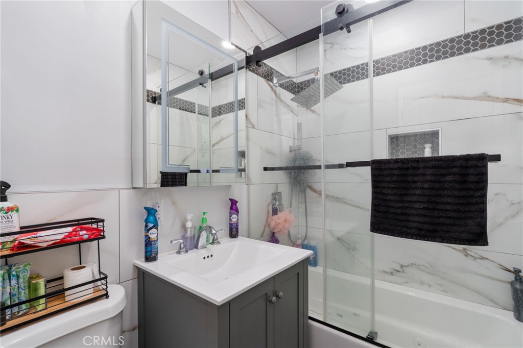 571 N Lilac Avenue Property Photo 10
