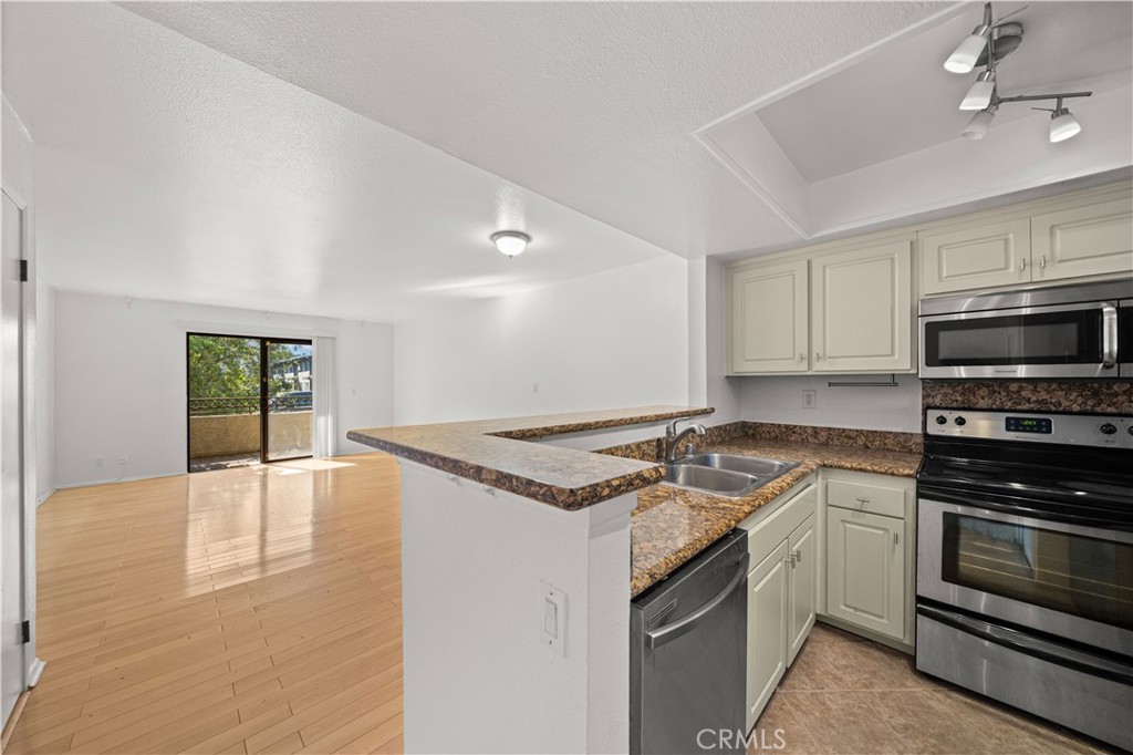 64 N Mar Vista Avenue 103 Property Photo 4
