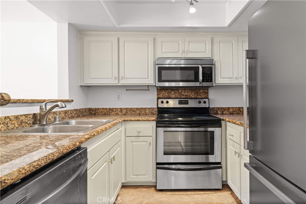 64 N Mar Vista Avenue 103 Property Photo 5