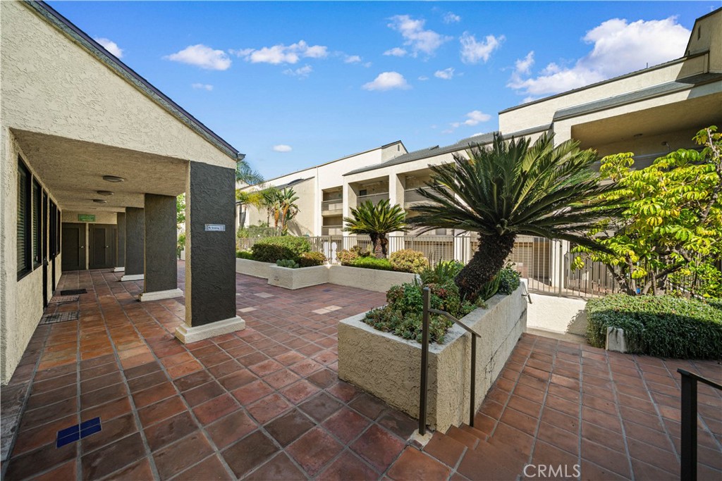 64 N Mar Vista Avenue 103 Property Photo 24