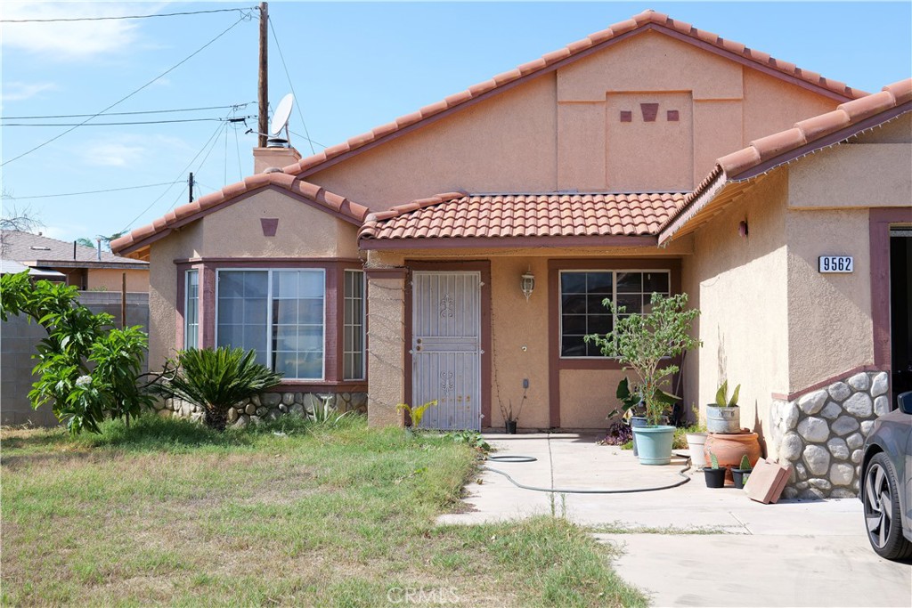 9562 Sultana Property Photo 1