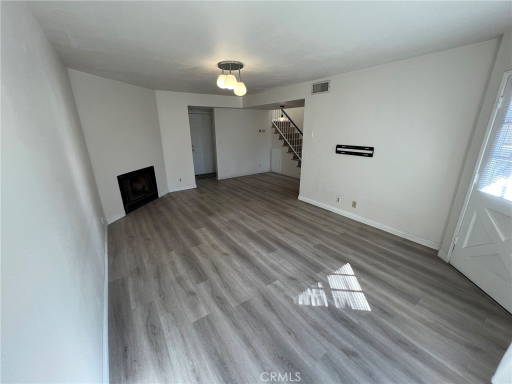 181 W La Verne Avenue 11 Property Photo 4