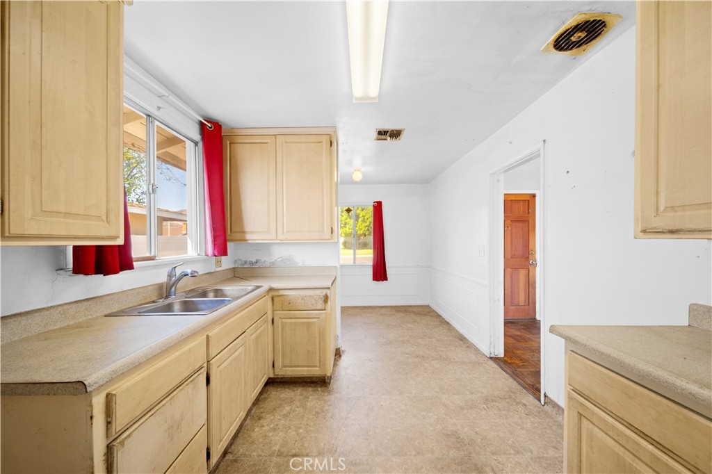 502 W Leeside Property Photo 12