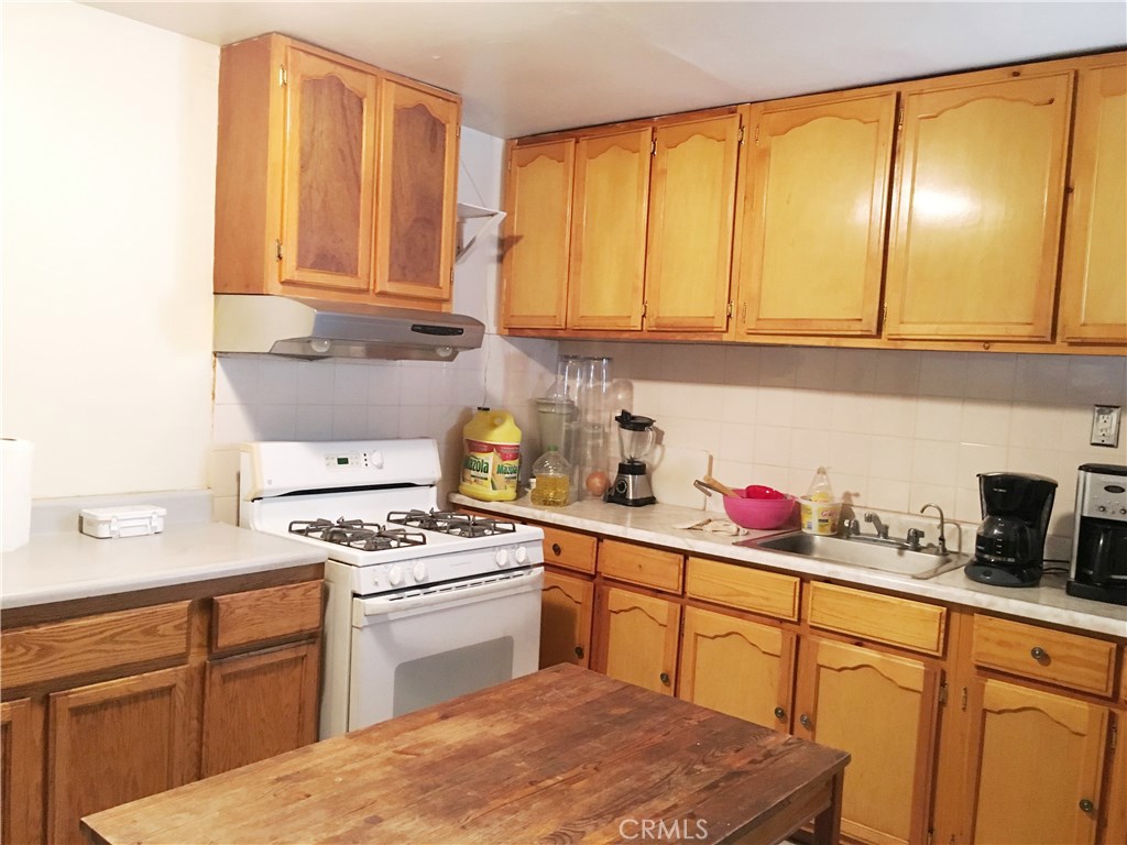 5213 S Hoover Street Property Photo 8