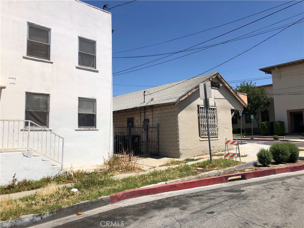 569 S Rowan Avenue Property Photo 3