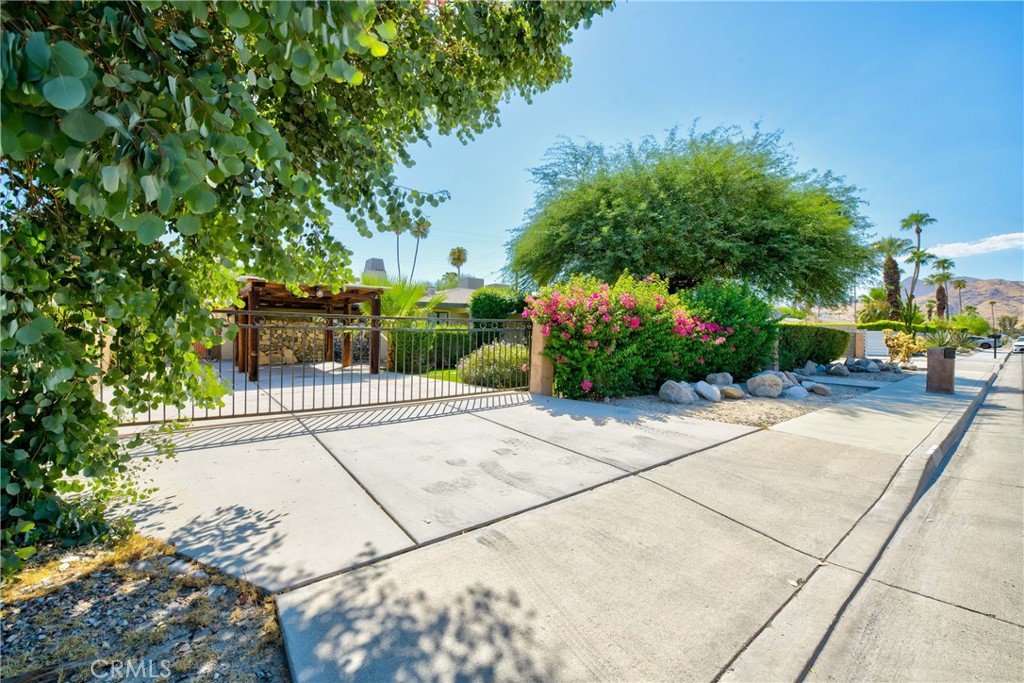 642 S Mountain View Drive Property Photo 2