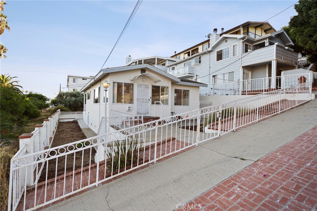 661 W 26th Street Property Photo 5