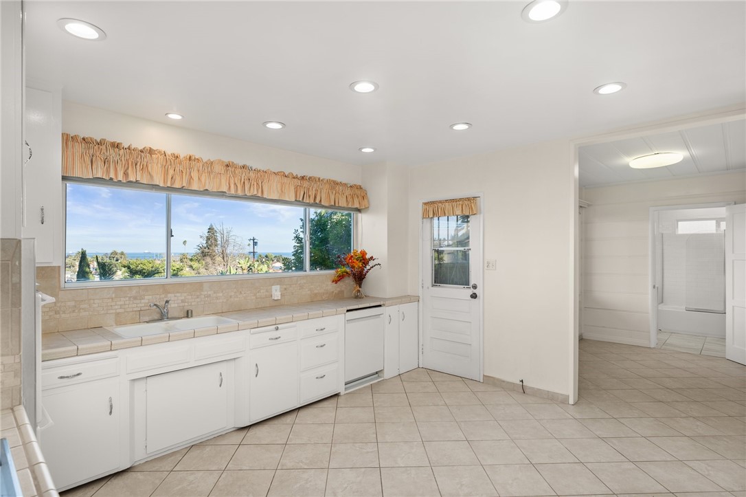 661 W 26th Street Property Photo 11