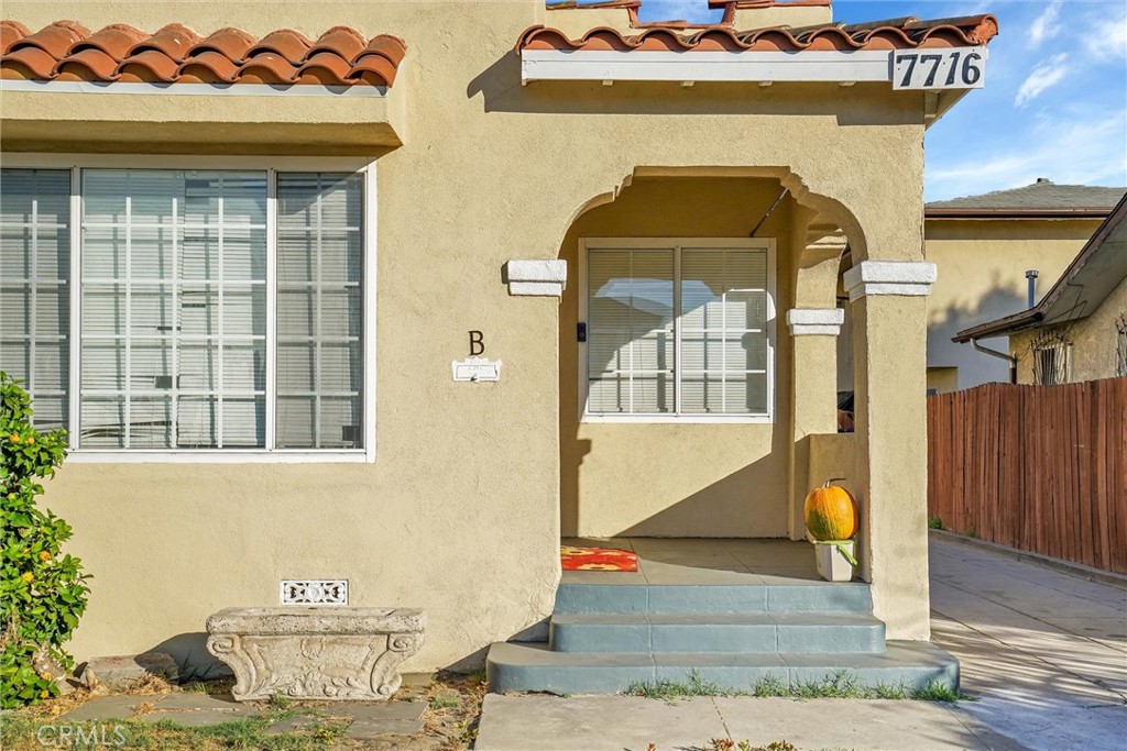 7716 California Avenue Property Photo 4