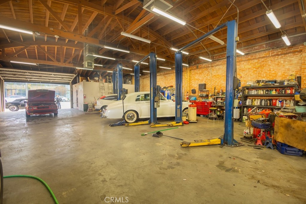 1335 S La Brea Avenue Property Photo 3