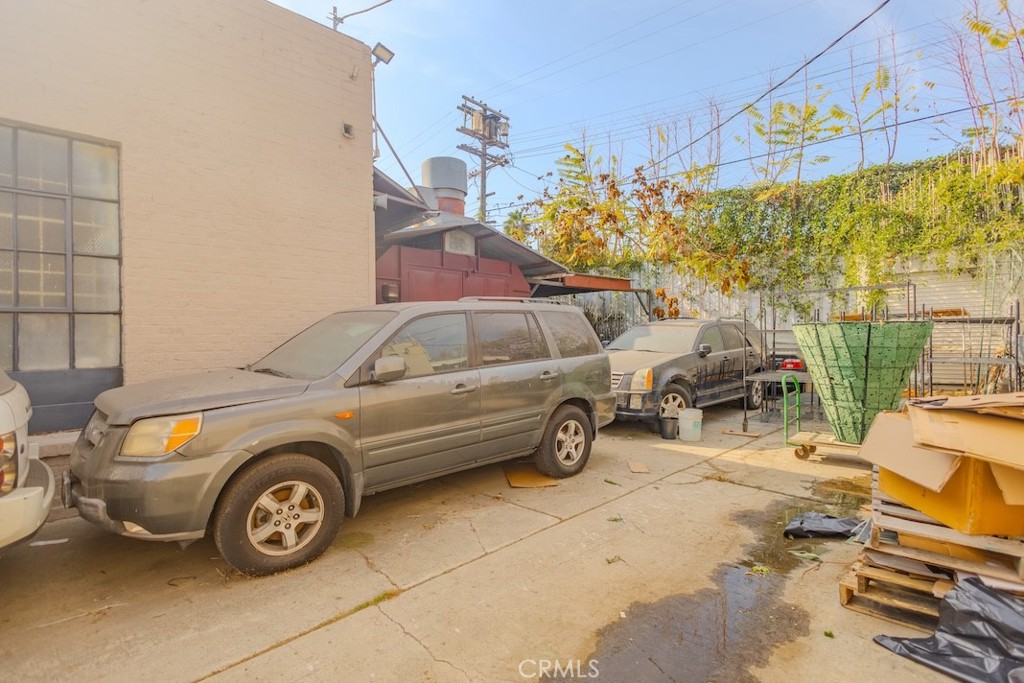 1335 S La Brea Avenue Property Photo 9
