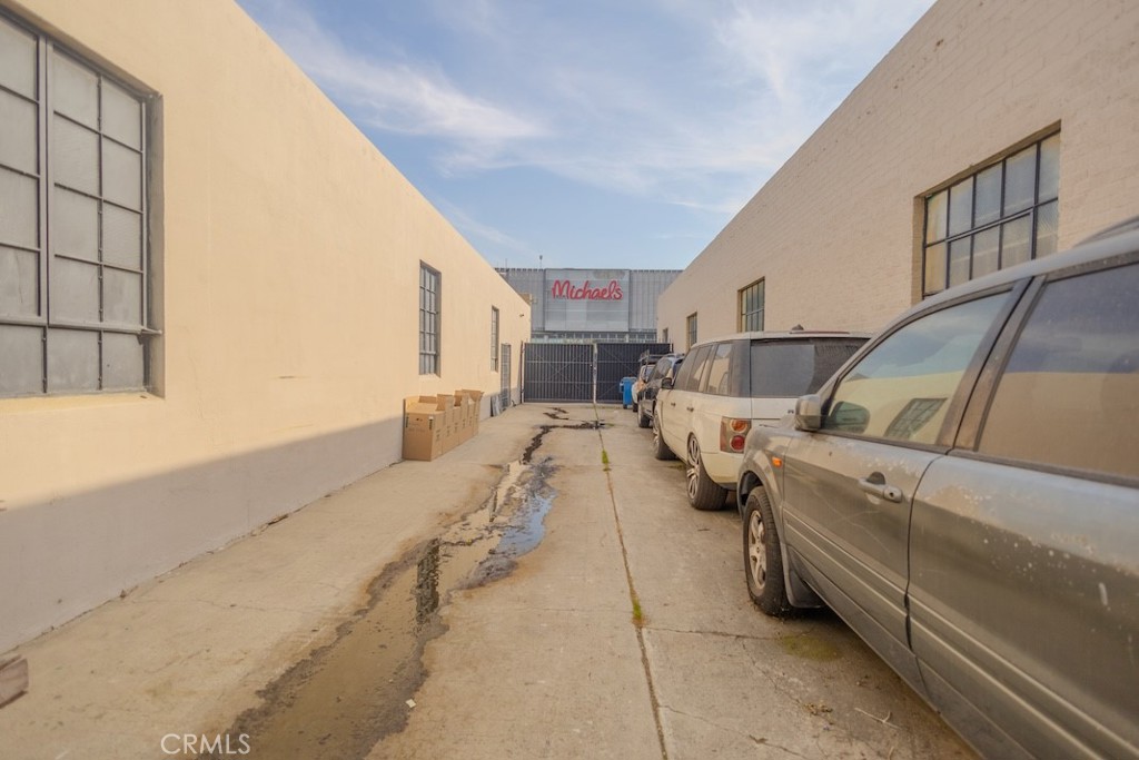 1335 S La Brea Avenue Property Photo 10