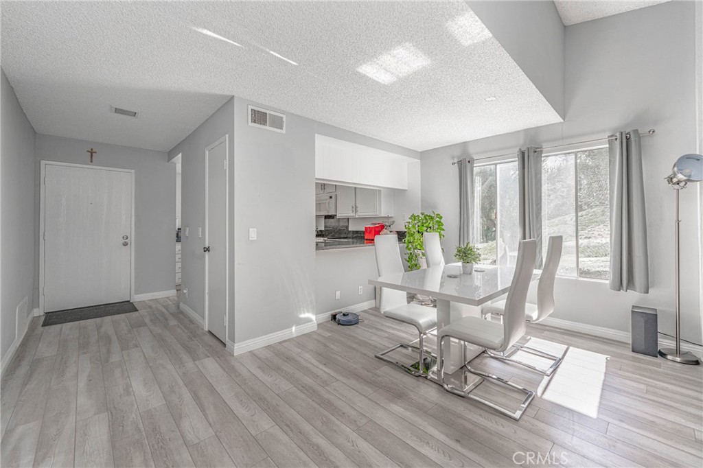26212 Rainbow Glen Drive Property Photo 4
