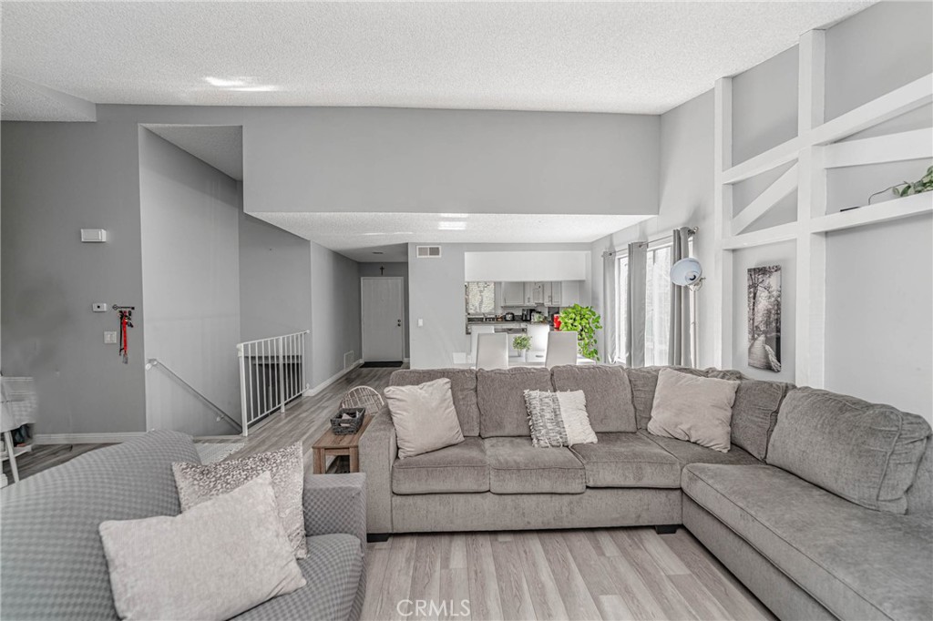 26212 Rainbow Glen Drive Property Photo 8