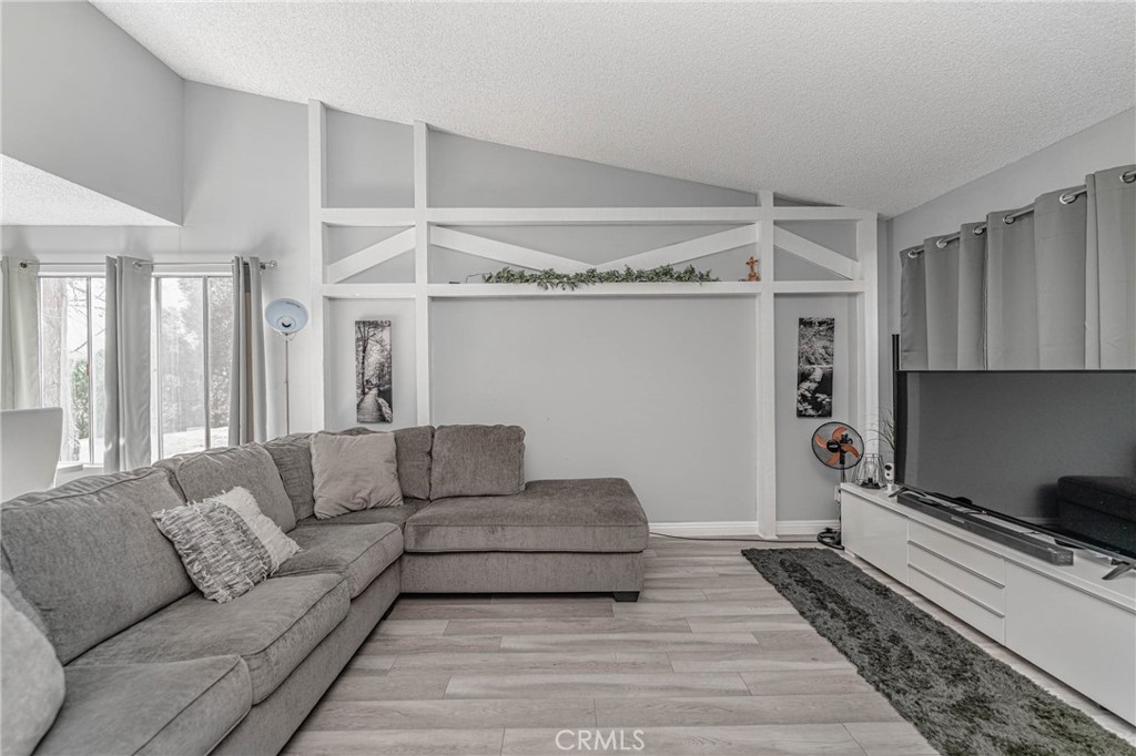 26212 Rainbow Glen Drive Property Photo 10