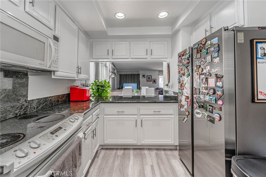 26212 Rainbow Glen Drive Property Photo 16