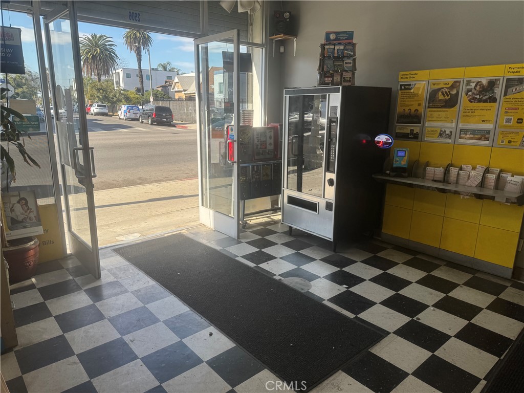 4007 S San Pedro St. Property Photo 6