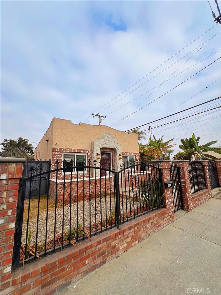 1917 E 61st Property Photo 3